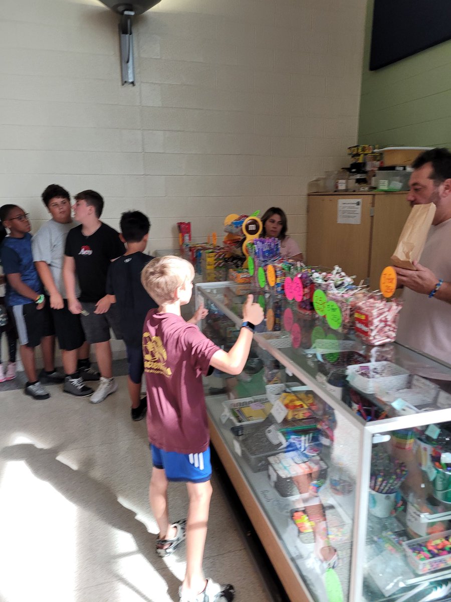 RossBurdEd's tweet photo. First BobShop day of the year @BakerMiddle! Thank you, PTO. https://t.co/Q5FZpFNZ9X