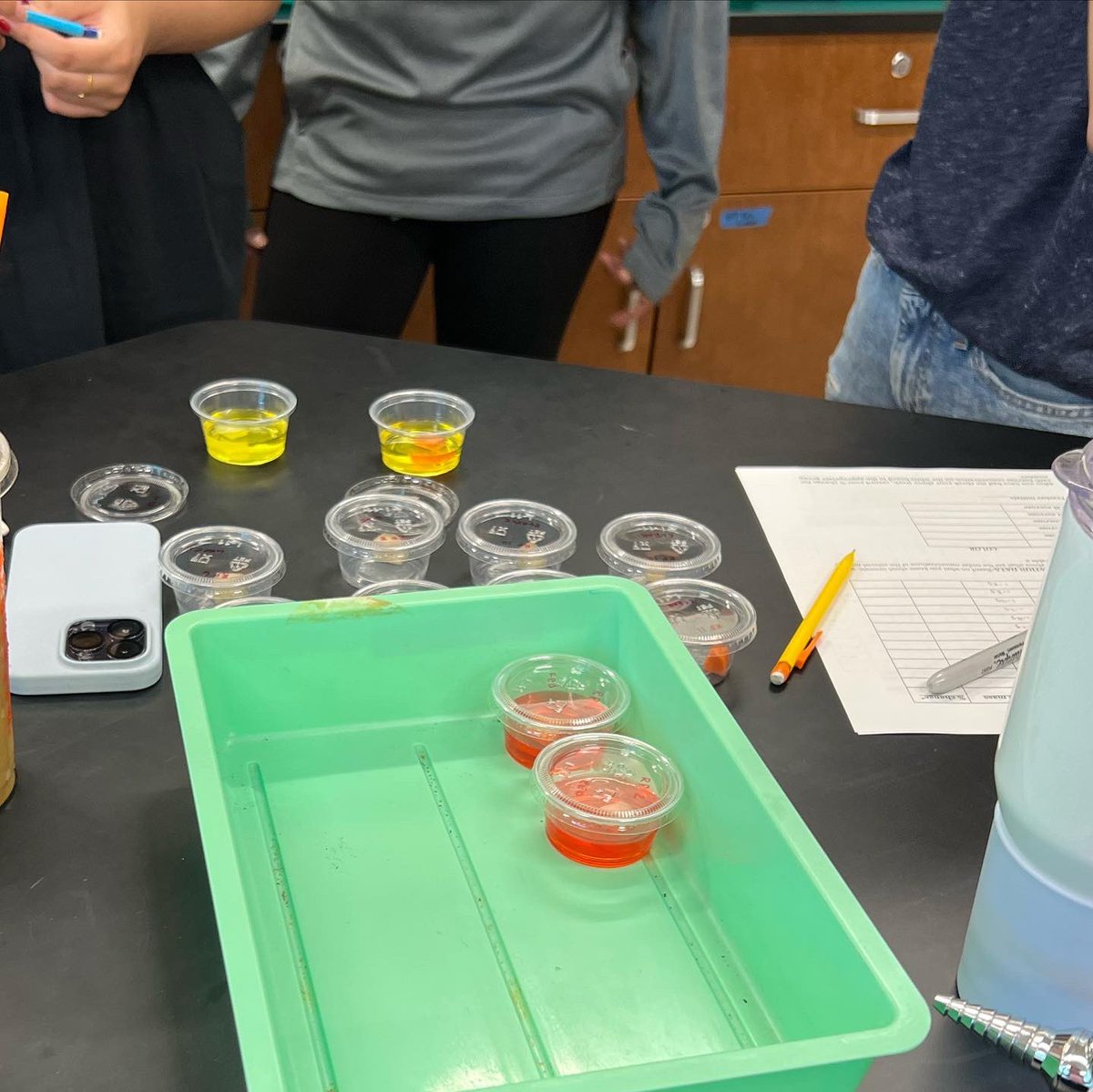 TFY77's tweet photo. Determining the molarity of 6 unknown sugar solutions by measuring the change in mass of carrot and potato samples. Theyโre also determining the concentration of sugar IN the potato & carrot!
#apbiology #apbiolabs #handsonlearning #reallifeapplication https://t.co/8RL0Jqi4Bn