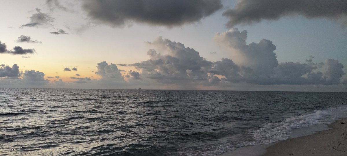 chelliebeach954's tweet photo. #justclouds #HiSky #EyesToTheSkies https://t.co/ScoKEU1Oms