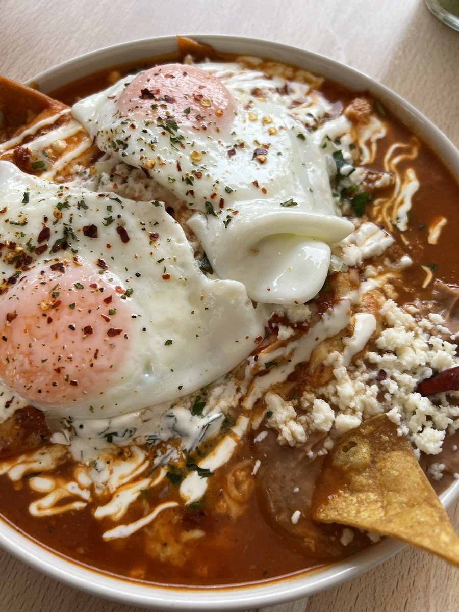 Unos chilaquiles en salsa morita con pollo, huevo y mucho queso ❤️
