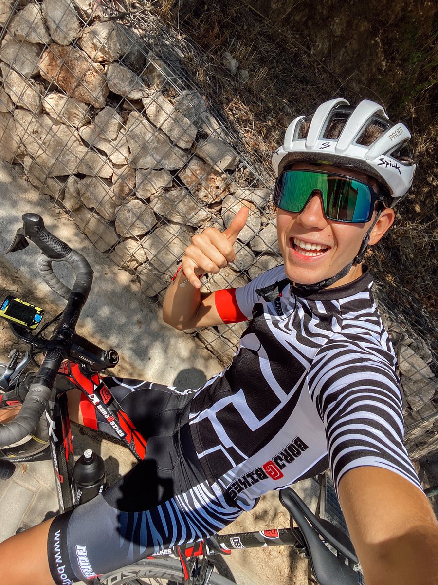 Estrenando el nuevo casco de <a href="/SPIUKSportline/">SPIUK</a> , lo he descrito en una sola palabra BRUTAL 👏🏻 
<a href="/ClaveroDaniel/">Daniel Clavero</a> 
#Martes #Ciclismo
