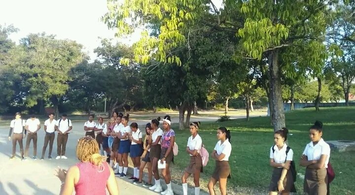AlexanderBongo8's tweet photo. En la mañana de hoy los estudiantes de la EPEF Guantanamera realizaron un matutino sobre el Código de las Familias Cubanas donde reafirmaron el votar "Sí" por el nuevo código.
#códigosi #YoVotoSi #FEEMDeCuba https://t.co/dDiLDyzd1U
