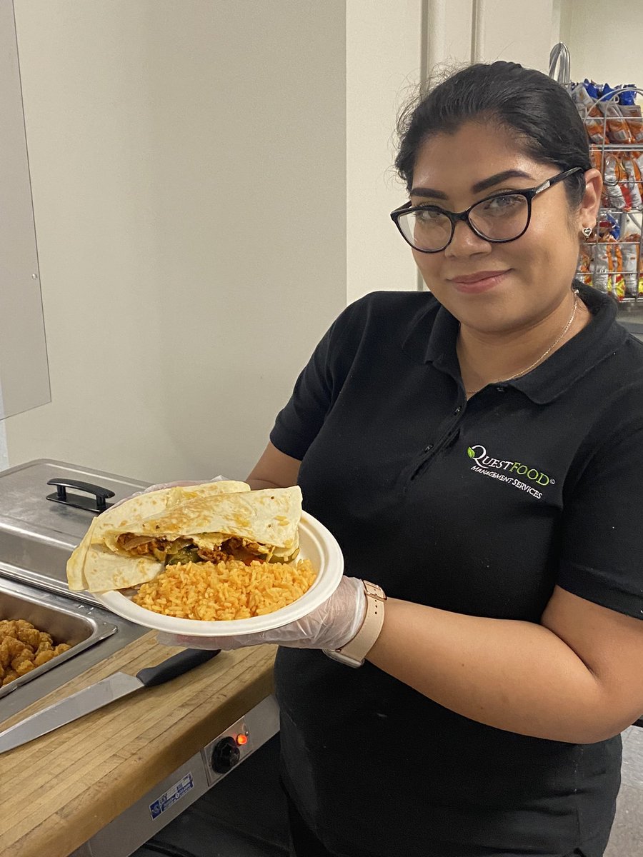 StIgnatiusQuest's tweet photo. BBQ Chicken vs Quesadilla
Whatโs your pick?!?
#quest #QuestFoodIsTheBestFood #TullyHall #DamenHall #SaintIgnatius #Lunchtime https://t.co/70wBJo7QIx