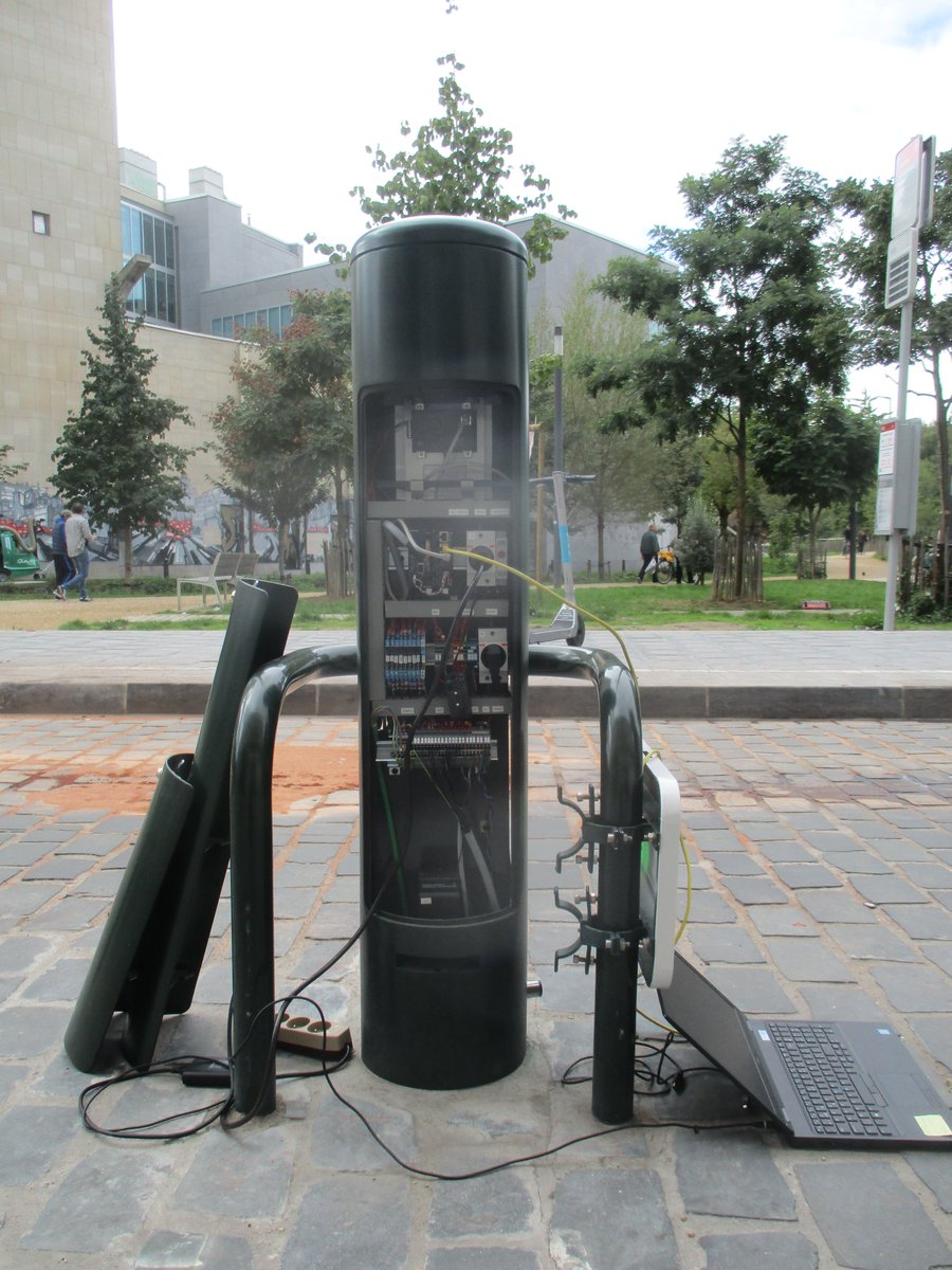 miedemin's tweet photo. Gezondheidscheck van hét inzinkbaar paaltje van de Vijfhoek @StadBrussel #GoodMove #GoodMoveBXL https://t.co/IjtBccTOSD