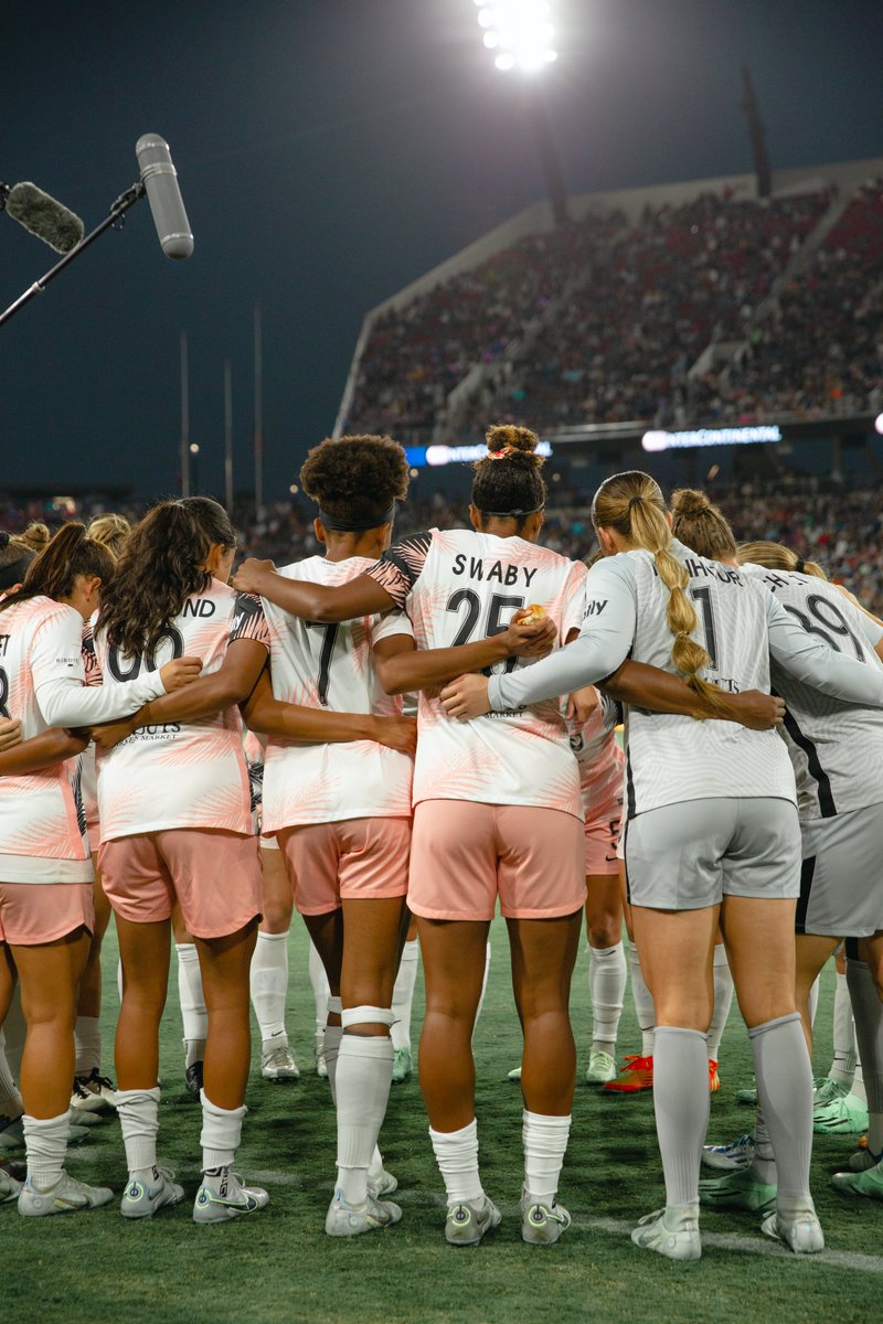 ACMomento's tweet photo. We joined @weareangelcity and San Diego Wave as 32,000 fans smashed the NWSL attendance record under the Saturday night lights. Although they lost, history was made: We worked with ACFC to auction off players' shirts, raising money for a great cause. Photos by @i_amkhris. https://t.co/dSc02zbbdi