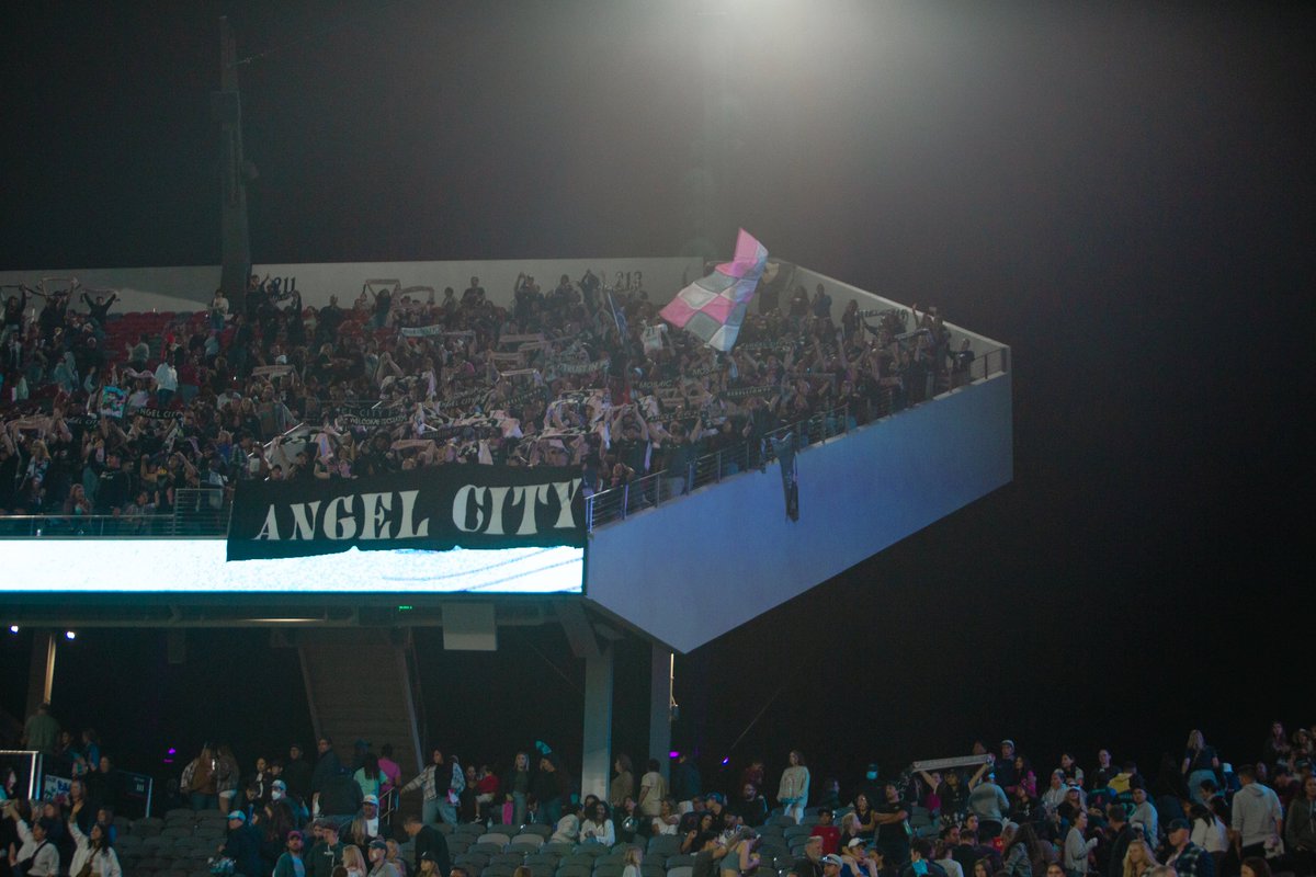 ACMomento's tweet photo. We joined @weareangelcity and San Diego Wave as 32,000 fans smashed the NWSL attendance record under the Saturday night lights. Although they lost, history was made: We worked with ACFC to auction off players' shirts, raising money for a great cause. Photos by @i_amkhris. https://t.co/dSc02zbbdi