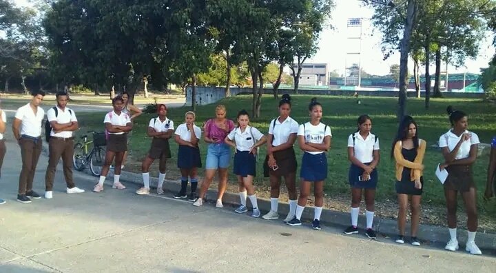 AlexanderBongo8's tweet photo. En la mañana de hoy los estudiantes de la EPEF Guantanamera realizaron un matutino sobre el Código de las Familias Cubanas donde reafirmaron el votar "Sí" por el nuevo código.
#códigosi #YoVotoSi #FEEMDeCuba https://t.co/dDiLDyzd1U