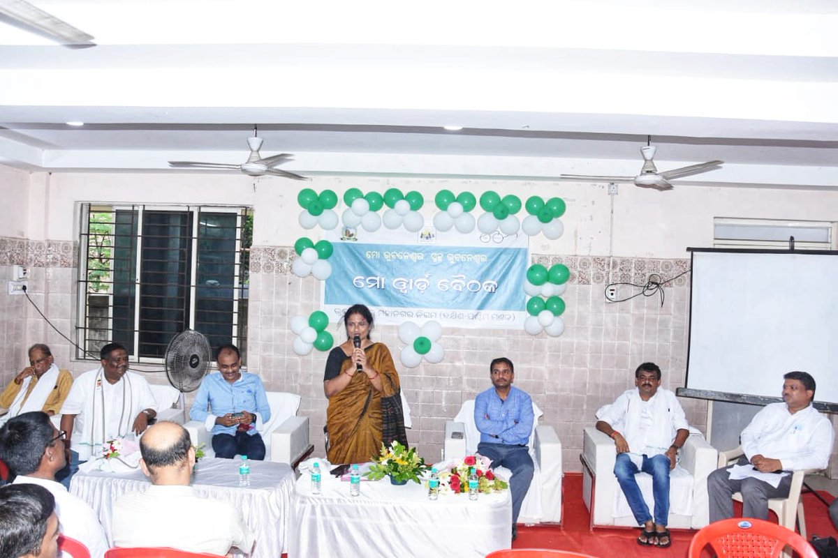 bmcbbsr's tweet photo. The #MoWard meeting was held today in 3 wards of the 3 zones SE Zone ward-61, SW Zone ward- 52, North Zone ward- 14. This meeting will continue in all wards of the city to aware citizens on Sanitation.
5 mtr radius clean, clean TPW(tree pole wall), segregated waste to D2D vehicle https://t.co/IwwGfnLayV