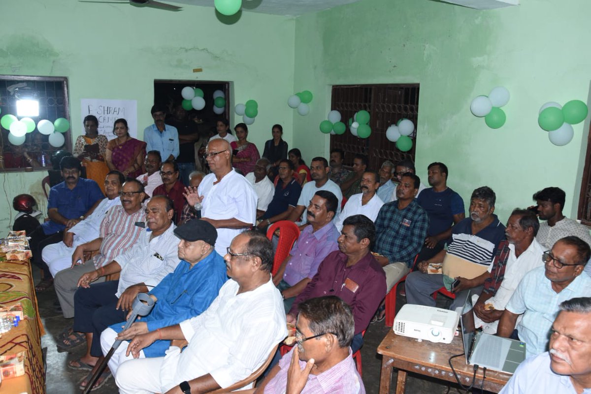 bmcbbsr's tweet photo. The #MoWard meeting was held today in 3 wards of the 3 zones SE Zone ward-61, SW Zone ward- 52, North Zone ward- 14. This meeting will continue in all wards of the city to aware citizens on Sanitation.
5 mtr radius clean, clean TPW(tree pole wall), segregated waste to D2D vehicle https://t.co/IwwGfnLayV