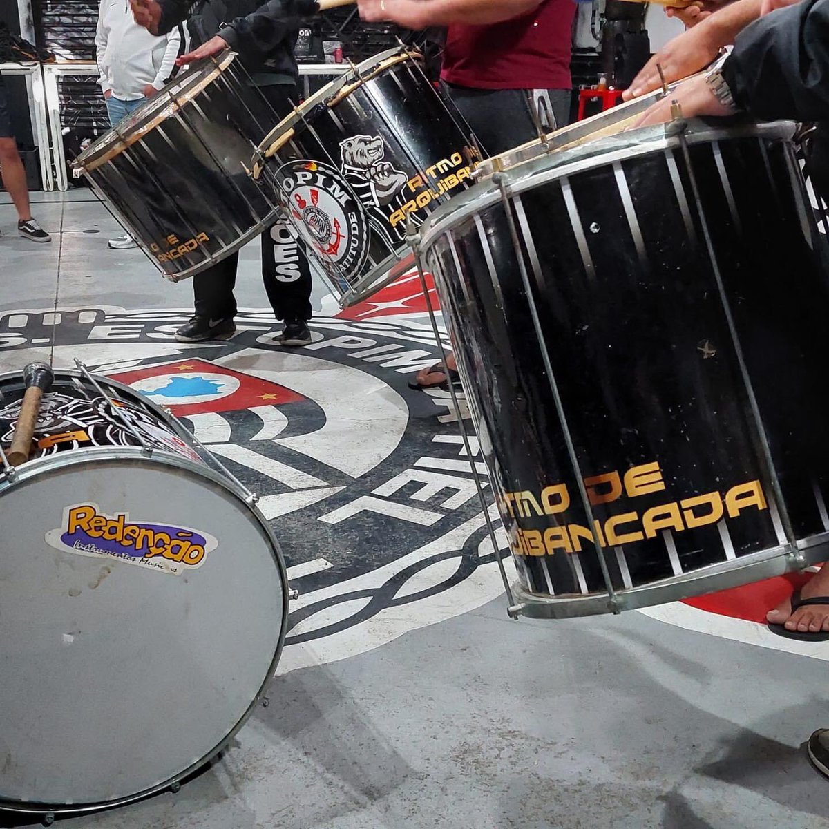 estopimdafiel's tweet photo. Registro da aula da Escolinha de Bateria, Ritmo de Arquibancada, que aconteceu no último sábado (17/09), na Estopim da Fiel.
As aulas acontecem todos os sábados, às 15h07.
#Estopim43Anos
#Estopim
#EscolinhaDeBateria
#RitmoDeArquibancada https://t.co/P6vC3GtU9F