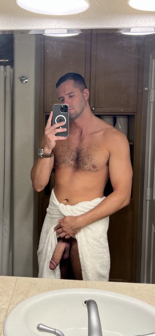 You open my towel and see this wyd? https://t.co/G2pPIl7Hr0