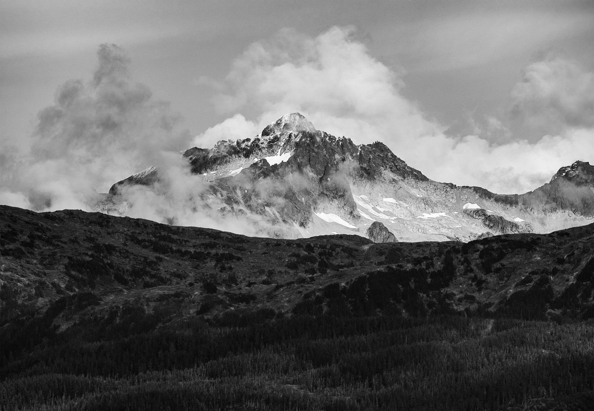 meatisburger's tweet photo. More mountains and clouds. https://t.co/92awTcX9gU