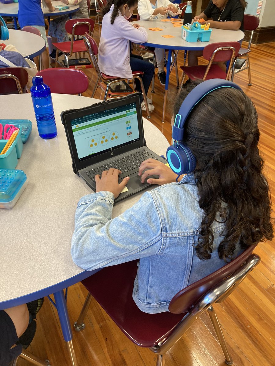 WeeLearnW_MrsA's tweet image. Practicing math centers! #weelovemath #mathcenters
