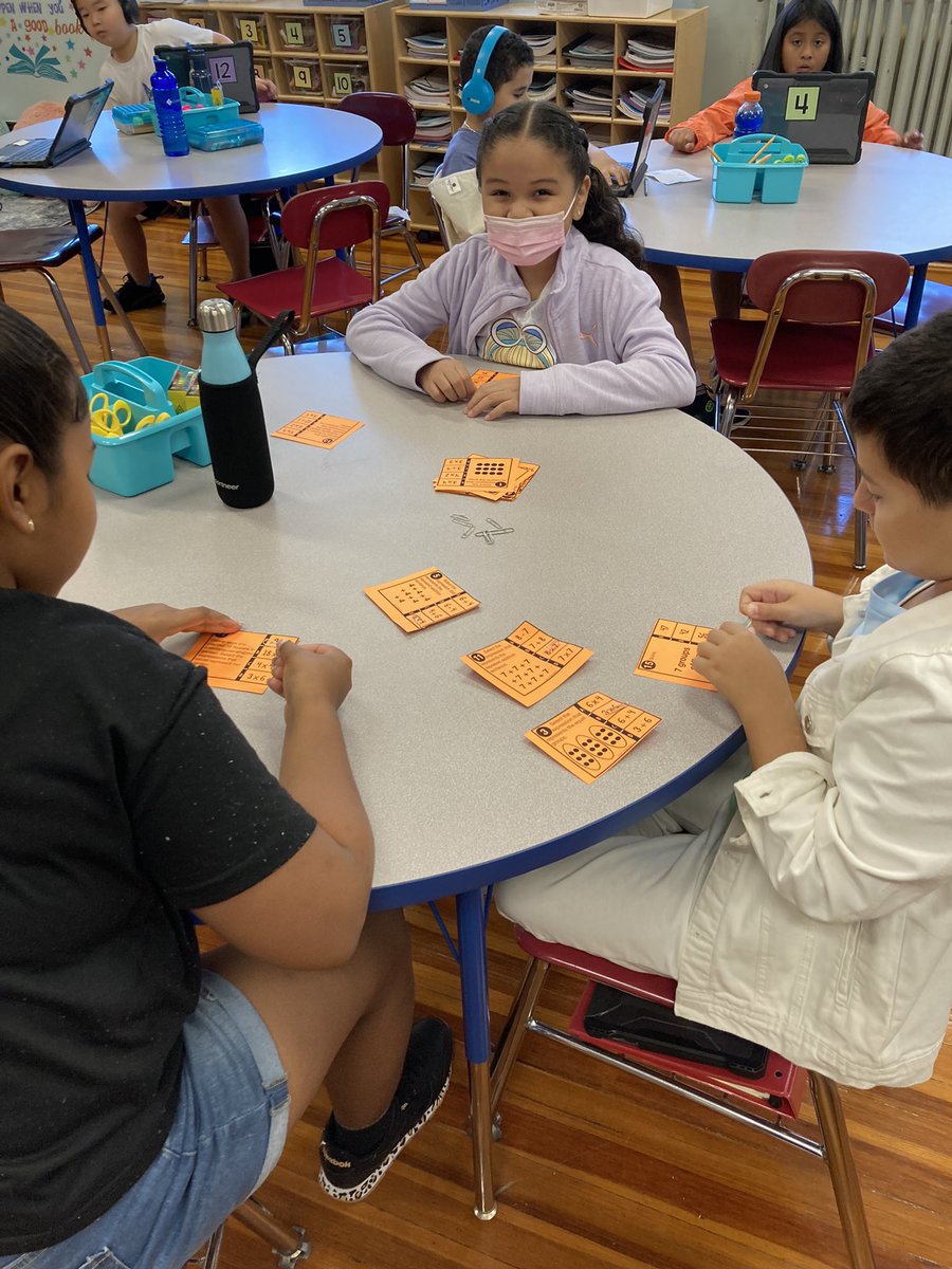 WeeLearnW_MrsA's tweet image. Practicing math centers! #weelovemath #mathcenters