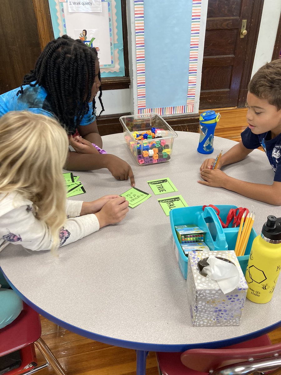 WeeLearnW_MrsA's tweet image. Practicing math centers! #weelovemath #mathcenters