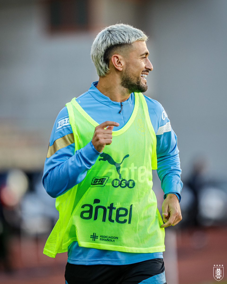 Uruguay's tweet photo. 😄 𝐒𝐞 𝐚𝐥𝐞𝐠𝐫𝐚 𝐥𝐚 𝐩𝐞𝐥𝐨𝐭𝐚

Sonríe el fútbol. 

#ElEquipoQueNosUne https://t.co/kroWnsVXHA