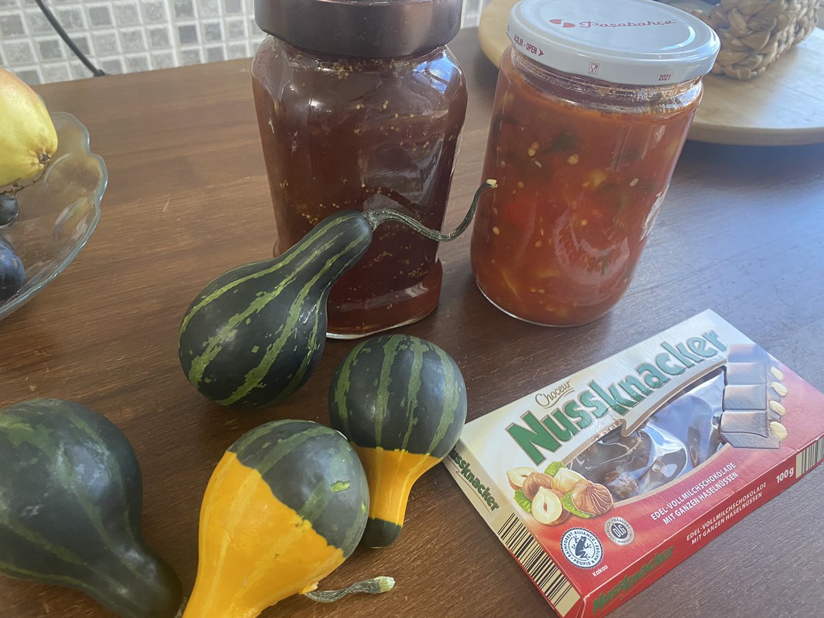 baserserpil54's tweet photo. #yengem eline sağlık salatalıktan dolmada yaparmış incir reçeli kahvaltılık Menemen süs kabağı siyah domates çok şanslıyım https://t.co/MFN93WbHSs