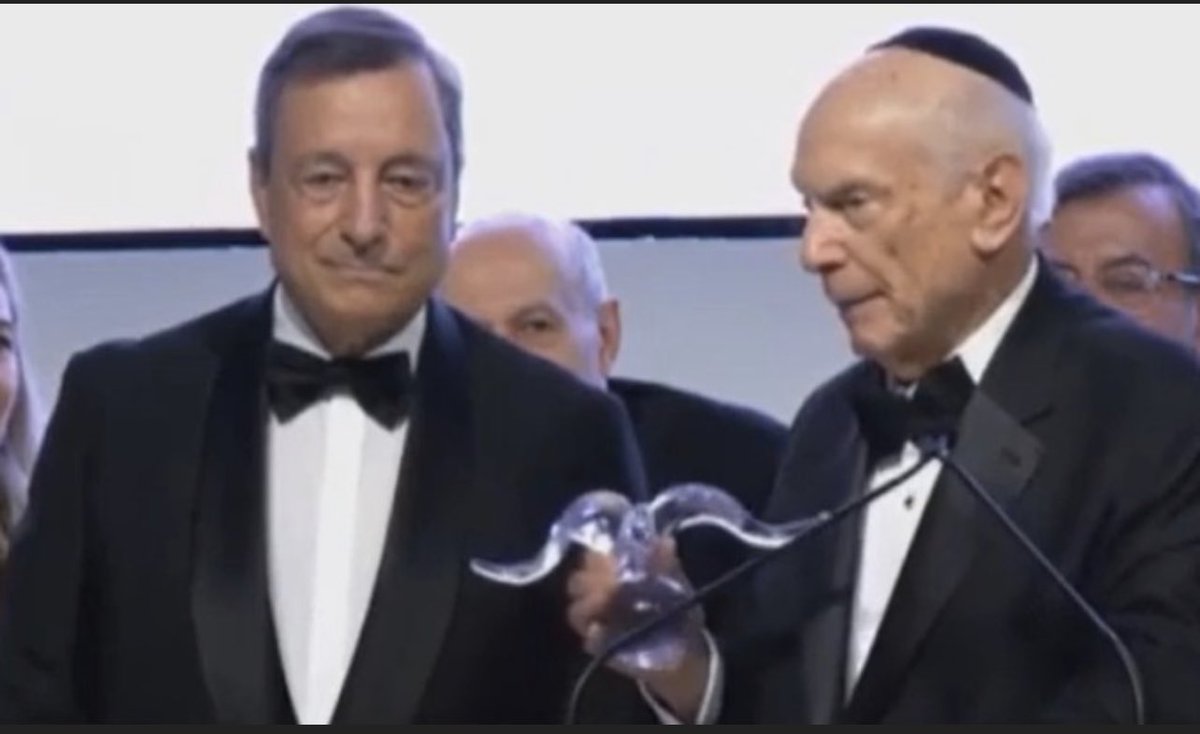 Oggi è stato premiato….io guarderei il trofeo in dettaglio. Ci arrivate?