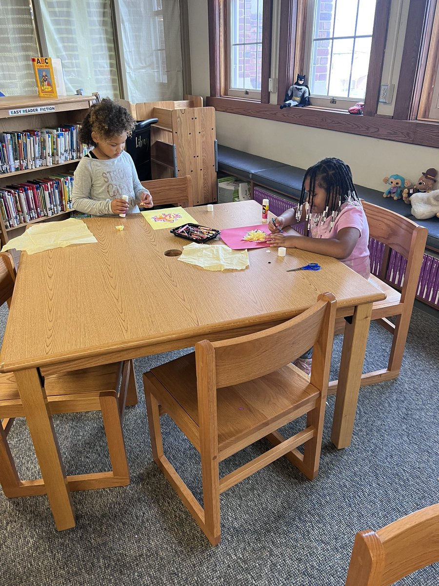 LibEricksen's tweet image. Fall fun in the library! #librariesrock #librarycrafts @RCSDsch5 @RCSDLibraries @NYBookDr @HammondTerrilyn