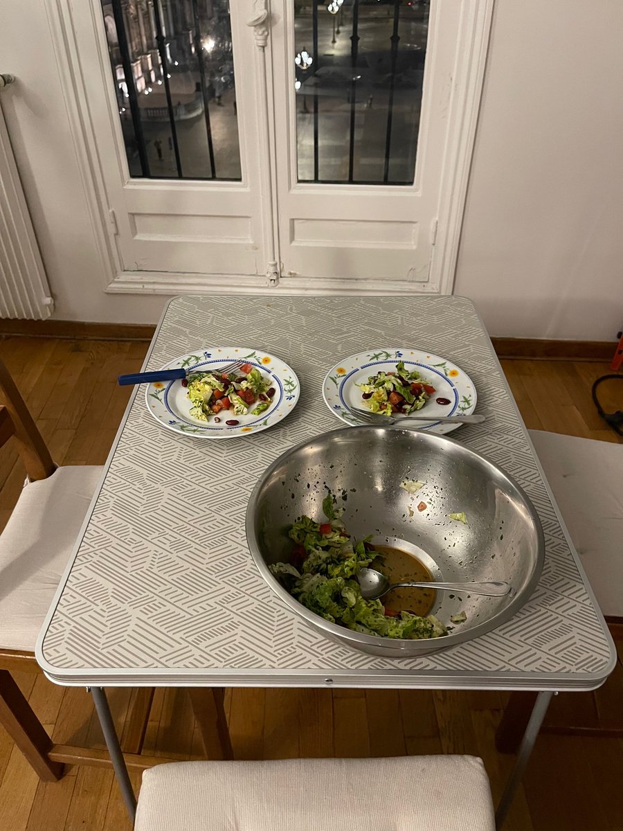 seb_rtm's tweet photo. J'habitue mes enfants à manger sur une table de camping (on sait jamais)

#Bitcoin https://t.co/Ts0oHOfqO7