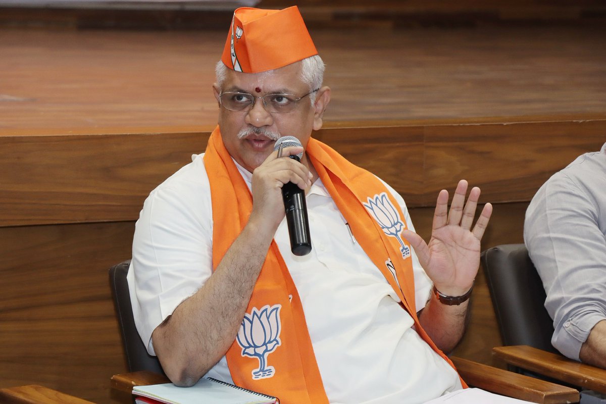 ChaudhryShankar's tweet photo. આજરોજ પ્રદેશ કાર્યાલય "શ્રી કમલમ્" ખાતે ભાજપના રાષ્ટ્રીય સંગઠન મહામંત્રી શ્રી @blsanthosh જીની અધ્યક્ષતામાં આયોજિત પ્રદેશ ચૂંટણી પ્રબંધન ટીમની બેઠકમાં સંગઠનના હોદ્દેદારો અને આગેવાનો સાથે હાજરી આપી. https://t.co/HpjMkHlhvC