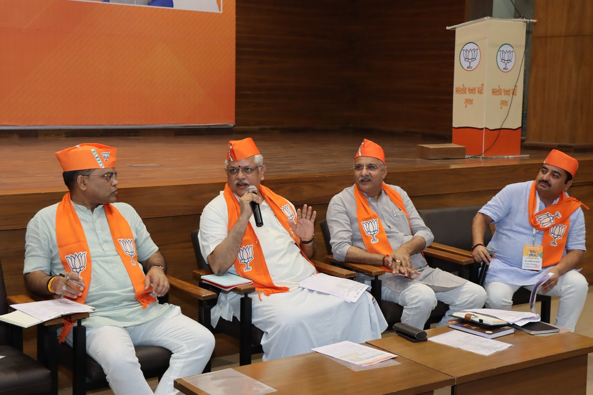 ChaudhryShankar's tweet photo. આજરોજ પ્રદેશ કાર્યાલય "શ્રી કમલમ્" ખાતે ભાજપના રાષ્ટ્રીય સંગઠન મહામંત્રી શ્રી @blsanthosh જીની અધ્યક્ષતામાં આયોજિત પ્રદેશ ચૂંટણી પ્રબંધન ટીમની બેઠકમાં સંગઠનના હોદ્દેદારો અને આગેવાનો સાથે હાજરી આપી. https://t.co/HpjMkHlhvC