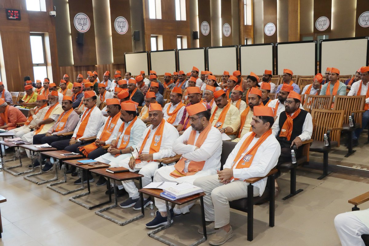 ChaudhryShankar's tweet photo. આજરોજ પ્રદેશ કાર્યાલય "શ્રી કમલમ્" ખાતે ભાજપના રાષ્ટ્રીય સંગઠન મહામંત્રી શ્રી @blsanthosh જીની અધ્યક્ષતામાં આયોજિત પ્રદેશ ચૂંટણી પ્રબંધન ટીમની બેઠકમાં સંગઠનના હોદ્દેદારો અને આગેવાનો સાથે હાજરી આપી. https://t.co/HpjMkHlhvC