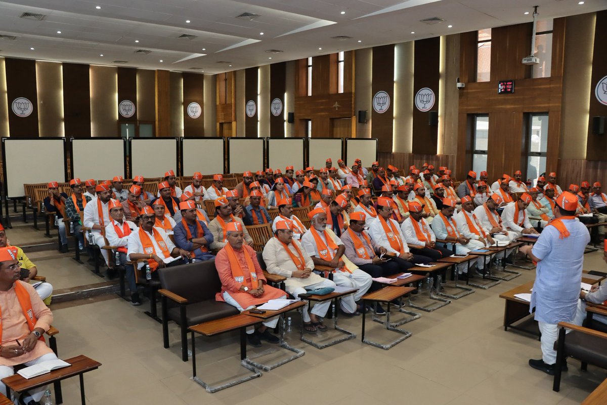 ChaudhryShankar's tweet photo. આજરોજ પ્રદેશ કાર્યાલય "શ્રી કમલમ્" ખાતે ભાજપના રાષ્ટ્રીય સંગઠન મહામંત્રી શ્રી @blsanthosh જીની અધ્યક્ષતામાં આયોજિત પ્રદેશ ચૂંટણી પ્રબંધન ટીમની બેઠકમાં સંગઠનના હોદ્દેદારો અને આગેવાનો સાથે હાજરી આપી. https://t.co/HpjMkHlhvC