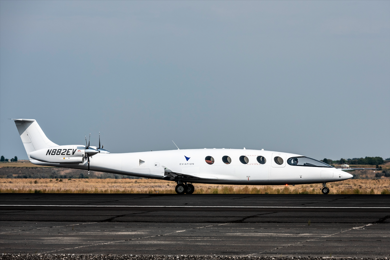 airwaysmagazine's tweet photo. Eviation has completed the high-speed taxi rotation test of its all-electric Alice aircraft as part of final preparations for the type's first flight. #AllElectricAircraft #EviationAlice #HiSpeedTaxiRotationTest #MosesLake #PreflightTest #ZeroEmissions
https://t.co/phGmt9Cb1L https://t.co/D9g2pyjx0K