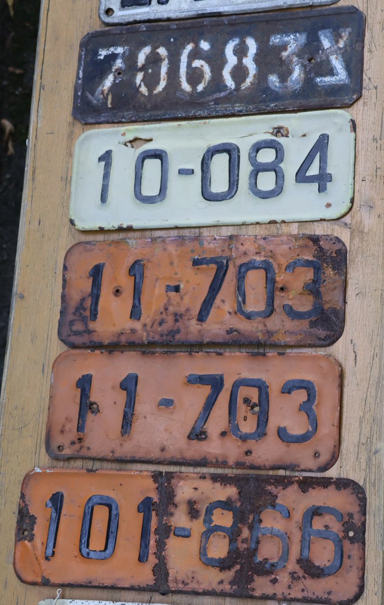 Schildermuseum's tweet photo. Neu in der #Sammlung: einige sehr alte #Nummernschilder aus #Israel haben den Weg zu uns gefunden. Das schwarze Schild ist vom #Militär https://t.co/6IPbgit8Li
