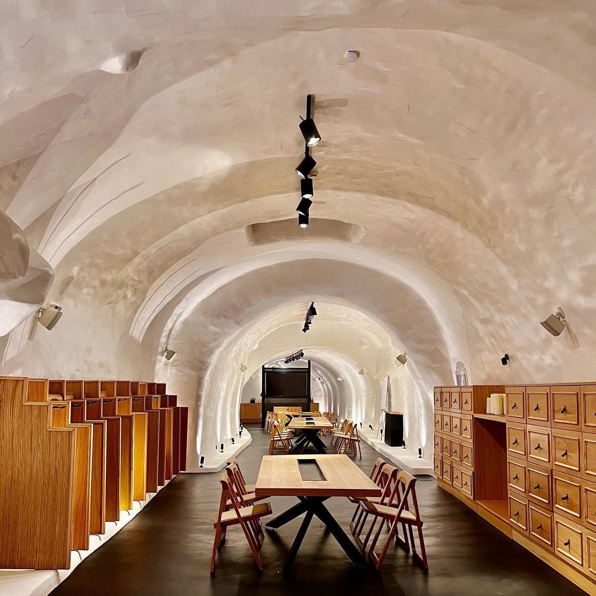 Selene Vedema Returns. A celebration of the wines of Santorini plus masterclasses with <a href="/caromaurer/">Caro Maurer MW</a>, a once-in-a-lifetime 6 hands dinner and a photo exhibition.

Happy to welcome <a href="/JancisRobinson/">Jancis Robinson</a> as our special guest. 

karakasis.mw/selene-vedema-…