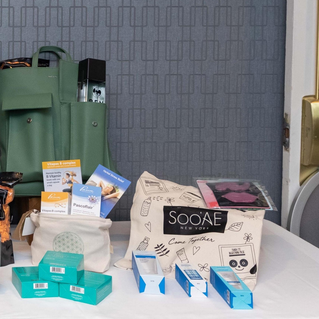 CHCHTV's tweet photo. 😎CONTEST: Feel like a movie star and WIN a VIP TIFF swag bag from @glo_comm! The very same swag the stars took home from TIFF (over $2k in value!)

ENTER: 
👍 Like &amp; RT 
👉Follow @chchtv and @glo_comm
👋 Tag your movie buddy in the replies

Draw will take place Sept 26. https://t.co/4Qciev4GUy