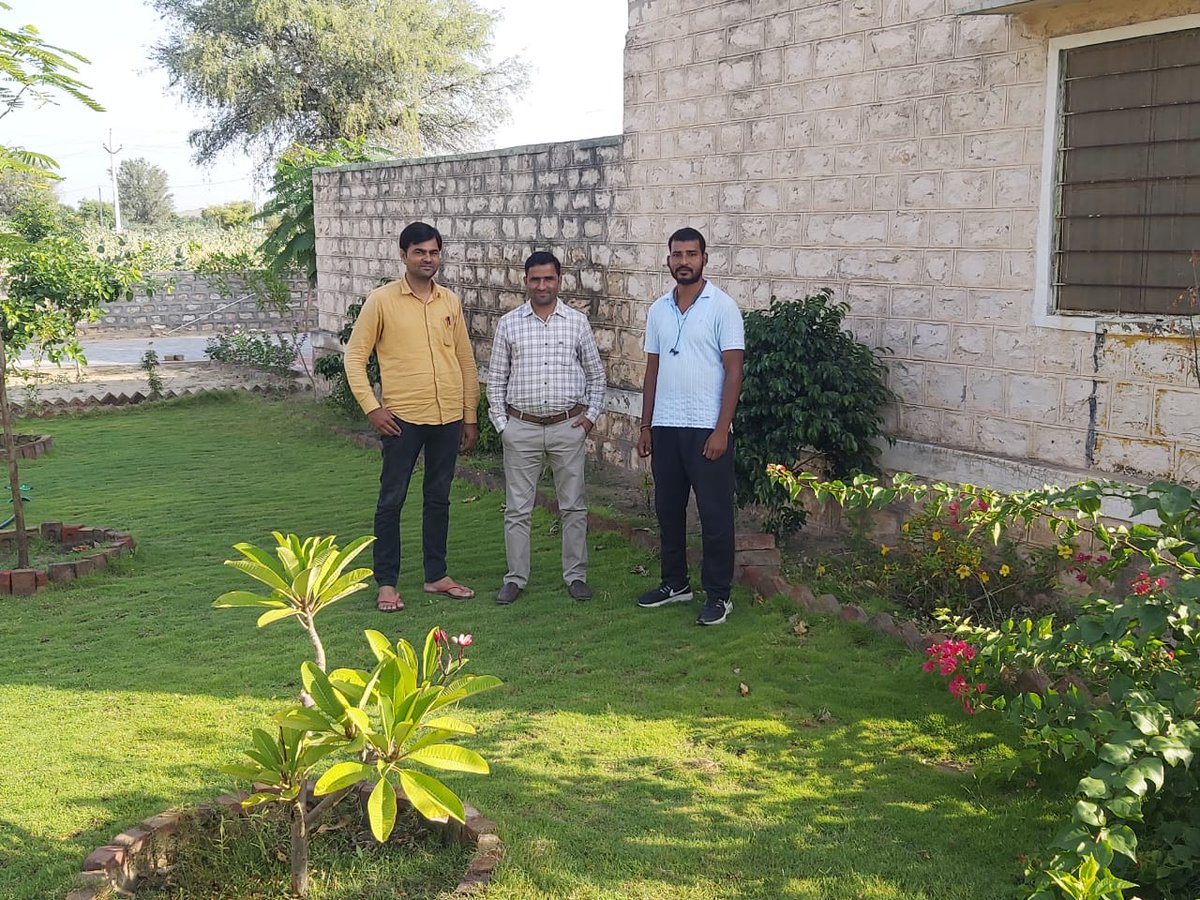 Hanu_ras's tweet photo. पटवार घर भोमासर, तहसील खींवसर में रात्रीकालीन ठहराव के बाद की शानदार सुबह 😍
पटवारी श्री रामपाल बसवाना @Rampalpatwari ने पौधारोपण और उद्यान विकसित कर पटवार घर को बहुत ही सुंदर रूप में संचालित कर रहे है। अद्भुत और सराहनीय 👏👏 https://t.co/yDRMBeSz30