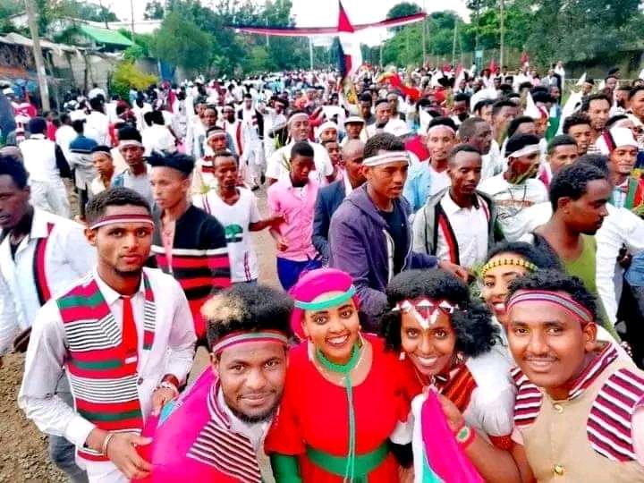 መሬዎ!
ሪቱ ጀማ የአዱ አዱኛ በዓል
የኦሩስ ኦሪሳ ፀደይ ፀዳል
ያደ ኦሮሞ ብርሃነ ፀሓይ
ኢሬቻ ደረሰ ተከፈተ ሰማይ

መሬ ያ መሬዎ ጨዋታ ደራ
ክረምቱም አልፎ ሰማዩ በራ
ሳር ቅጠሉ አብቦ ሆነልን ቢራ

ተውባ ታየች ምድርቱ አብባ
መሬ ያ መሬዎ ዋቃዮ ሆቁባ!