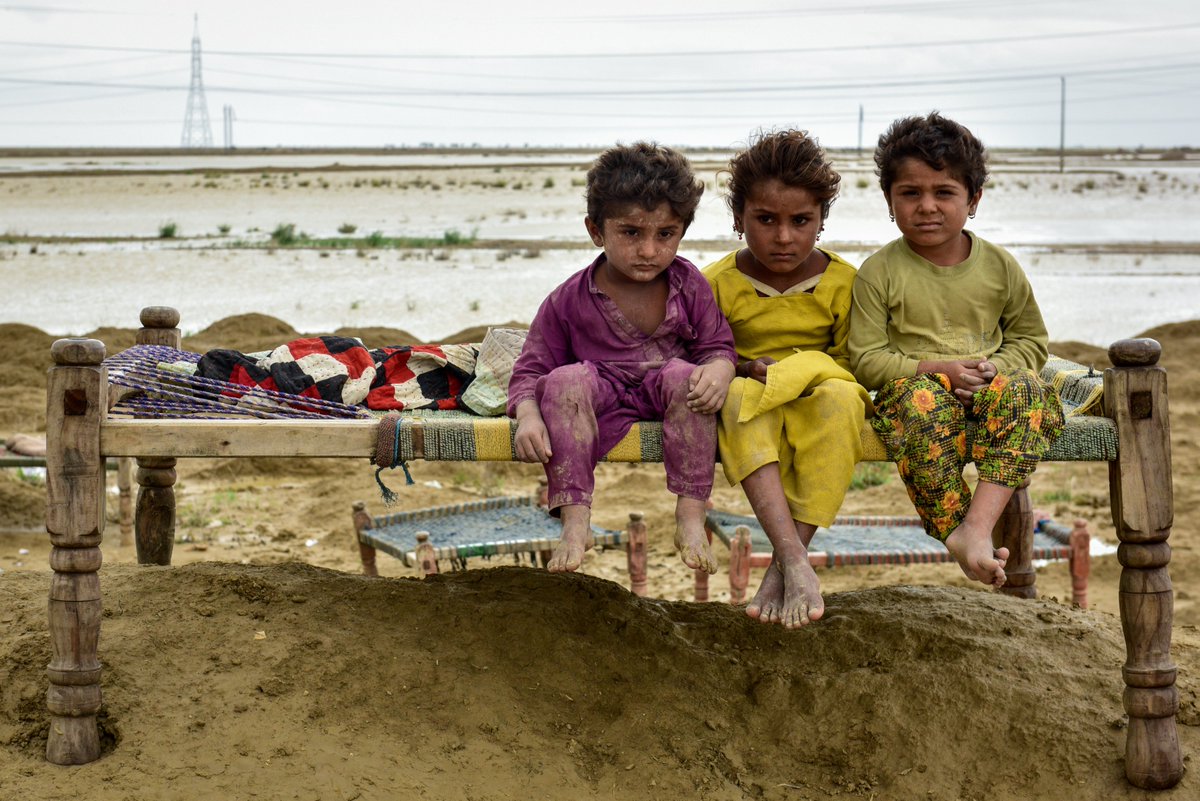 asmaghani11's tweet photo. Living out in the open, 3 cute children sit on a charpai after flashed floods washed away their homes in Naseerabad dist, #Balochistan. More than 3.4 million children uprooted from their homes in #Pakistan are in urgent need of aid.
Photo Credit: @UNICEF_Pakistan @UNinPak https://t.co/DxqGRDzEvQ