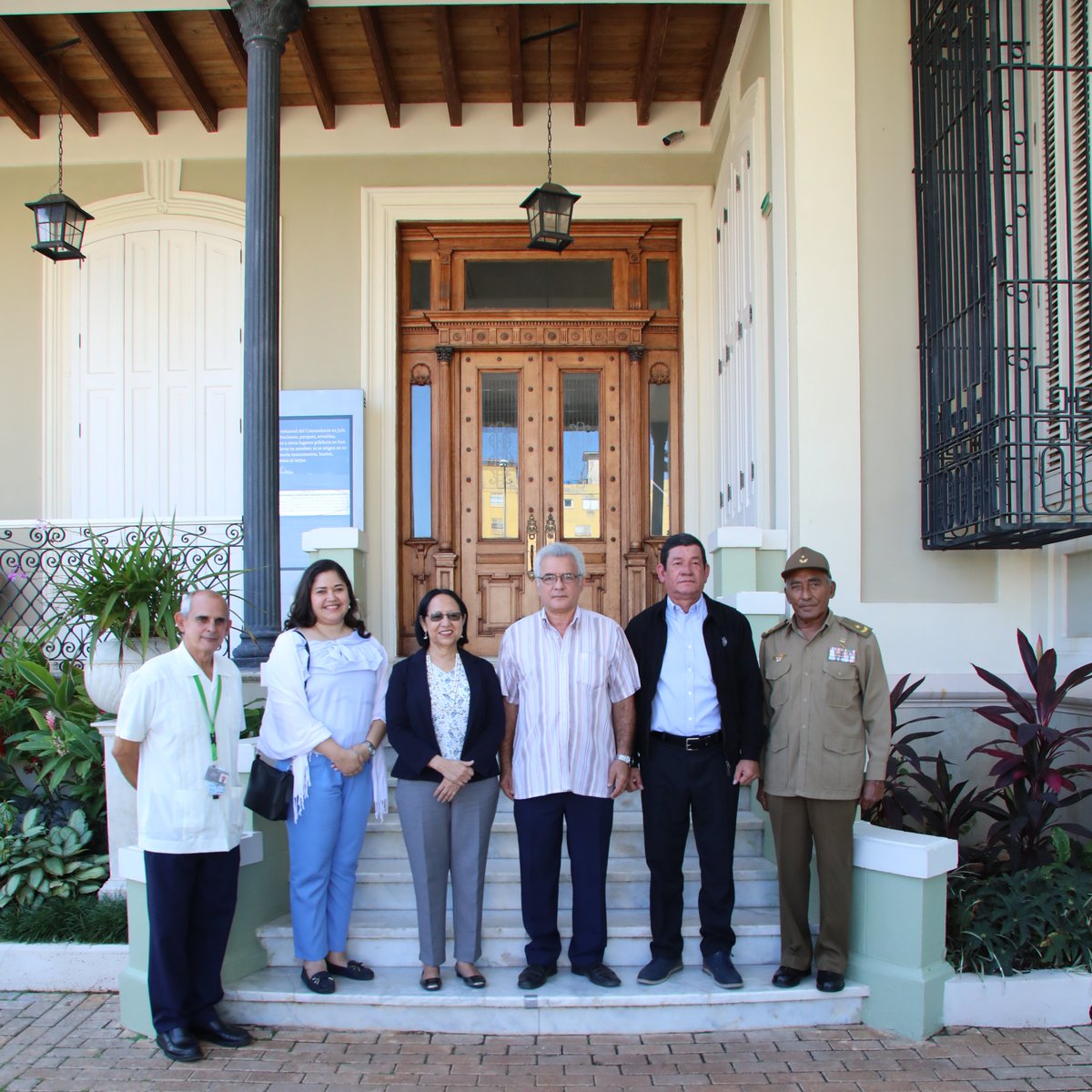 Recibe el #CentroFidelCastroRuz a la ministra de Defensa de la República de Nicaragua, Rosa Adelina Barahona Castro y al Héroe de la República de #Cuba, Arnaldo Tamayo Méndez. #FidelVive