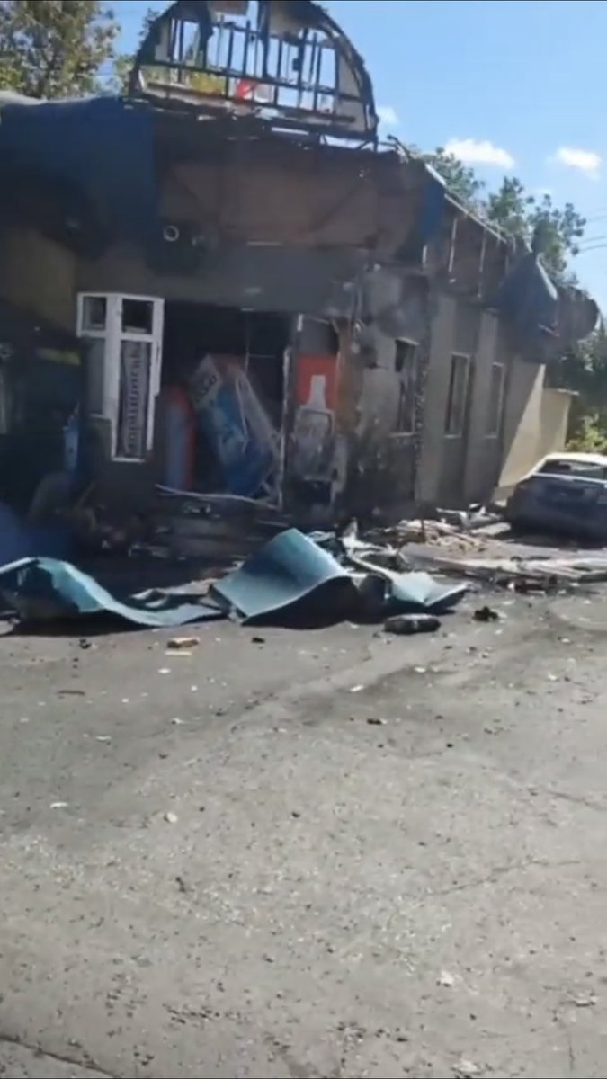 🔞 Los terroristas de Zelensky🇺🇦🏴‍☠️ atacaron Donetsk nuevamente, los proyectiles cayeron en la plaza de Comisarios de Bakú en la parte occidental de la ciudad. Un proyectil golpeó directamente la parada de autobús.

 Según datos preliminares, 13 civiles fueron asesinados.