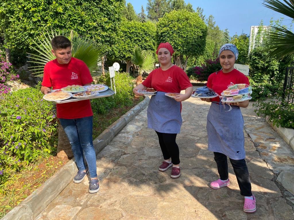 erdemliotml's tweet photo. Antalya’da işbaşı beceri eğitimine devam öğrenciler… Mesleki Eğitim kazandırır… 
@AdemKoca46
@kutlutekinbas
@MersinMesleki
@AcikyorukYusuf 
@ErdemliMEM https://t.co/YisgEYXlYE