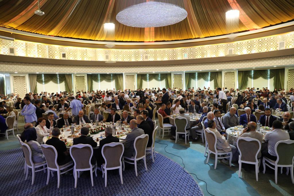 Genel Başkanımız Sayın <a href="/meral_aksener/">Meral Akşener</a>, Ankara Pursaklar'da bölgemizdeki kanaat önderleri ve iş insanlarımızla birlikte istişarede bulundu.

Milletimizle el ele, kol kola, her gün büyüyerek iktidara yürüyoruz.

İlk seçimde huzura kavuşacağız, #AzKaldı.