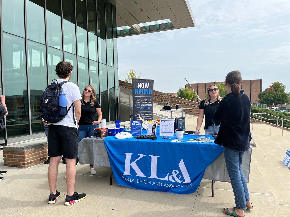 kunzleigh's tweet image. Welcome back, Golden Grizzles! 🐻 We’re on @oaklandu’s campus today from 12:00 - 1:00 PM. Stop by outside the engineering center atrium to chat with our devs and learn about our internship opportunities for software engineering students!

@OUCareers #SoftwareInternships