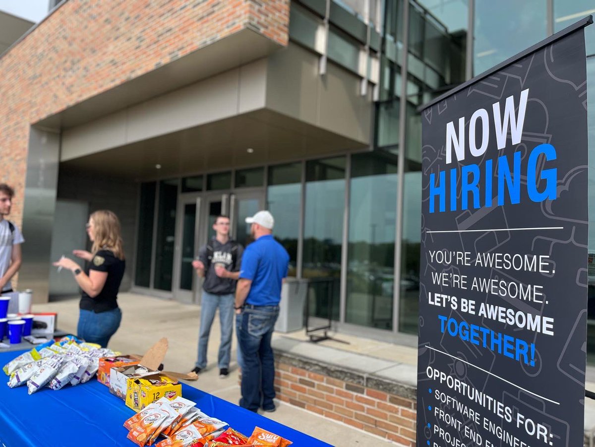 kunzleigh's tweet image. Welcome back, Golden Grizzles! 🐻 We’re on @oaklandu’s campus today from 12:00 - 1:00 PM. Stop by outside the engineering center atrium to chat with our devs and learn about our internship opportunities for software engineering students!

@OUCareers #SoftwareInternships