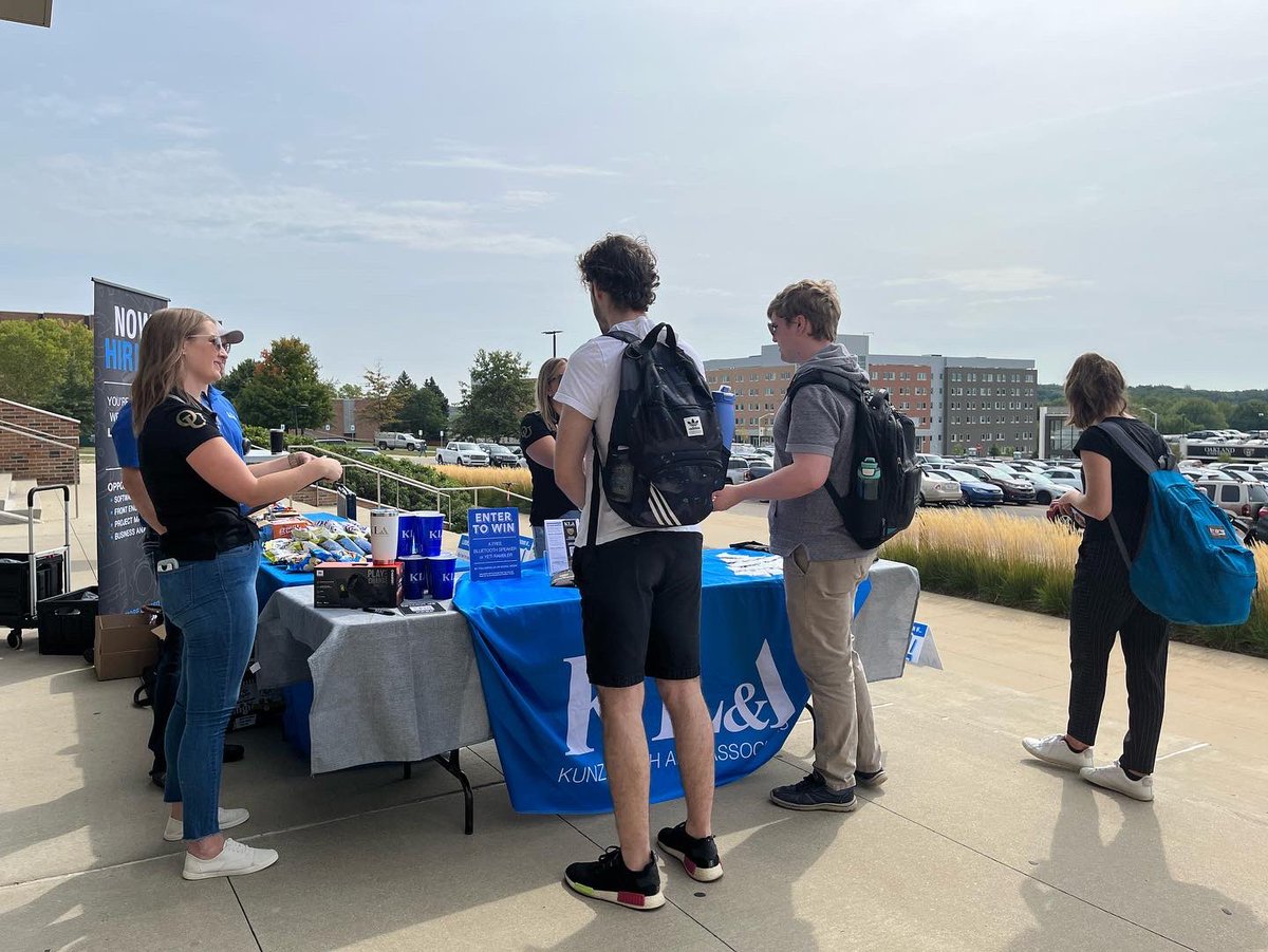 kunzleigh's tweet image. Welcome back, Golden Grizzles! 🐻 We’re on @oaklandu’s campus today from 12:00 - 1:00 PM. Stop by outside the engineering center atrium to chat with our devs and learn about our internship opportunities for software engineering students!

@OUCareers #SoftwareInternships