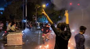 beğenmediğimiz İran da bile erkekler kadınların yanında hükümete karşı durup polisleri püskürtüyor. bizim medeni ülkemizde kadınlar dövülüp, paçavra gibi sokaklardan toplanırken erkekler sadece izliyor.
#Iran  #kadıncinayeti