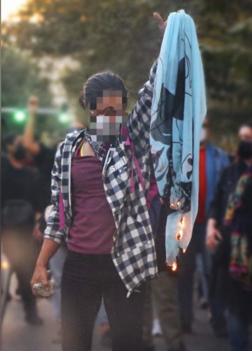 Une pierre dans la main droite, un #voile brûlé dans la main gauche. 

Voici l'image du courage des Iraniennes. #MahsaAmini #Iran