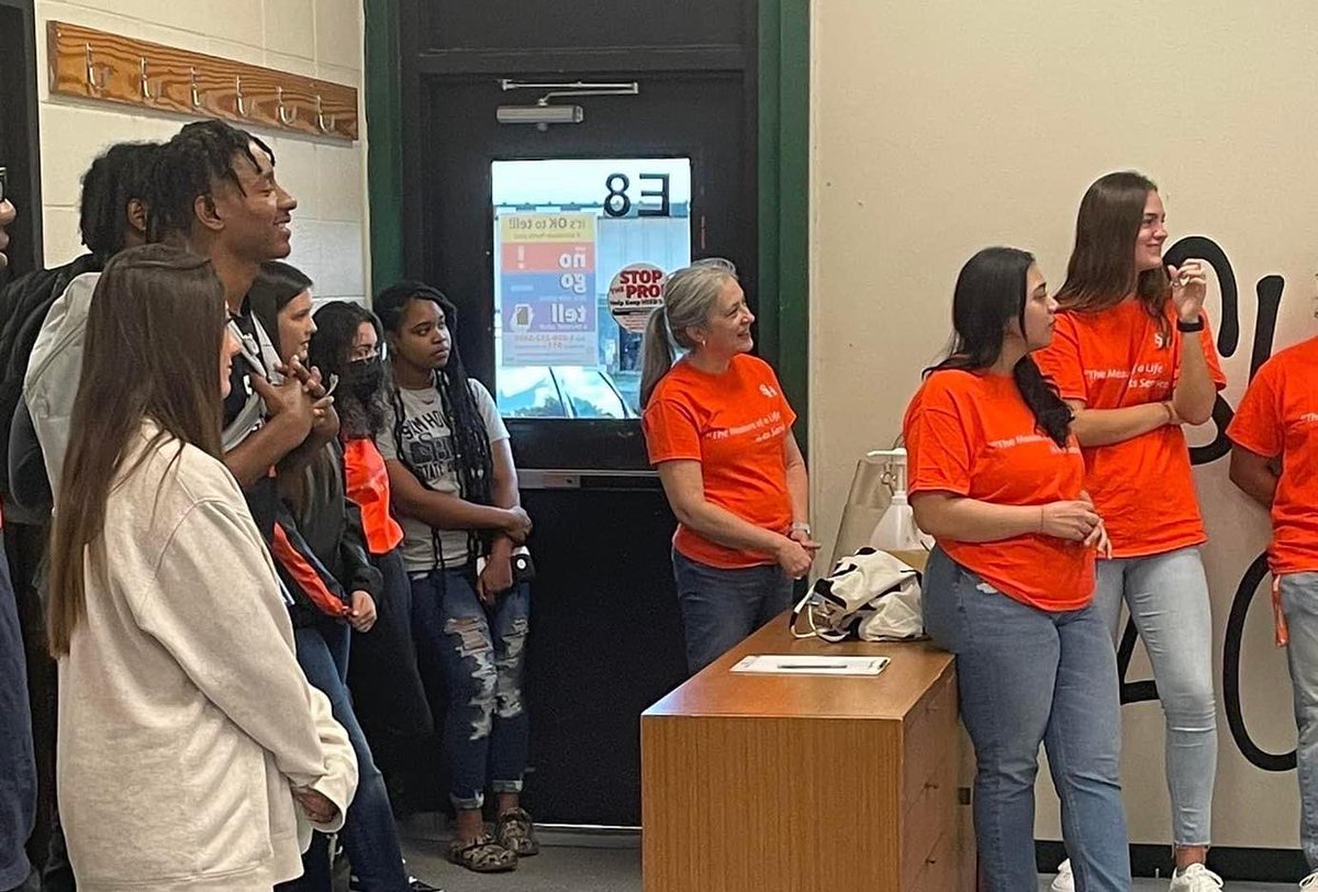 SHSU_CCE's tweet photo. #ACECourse highlight!
@ShsuSociology professor Dr. Lee Miller’s class is working with Hornet Success Academy students to help them gain valuable insight on a variety of adulting skills. Examples include vision boards/goal setting, mental health, and interviewing strategies. #SHSU https://t.co/y3h64oaSa4