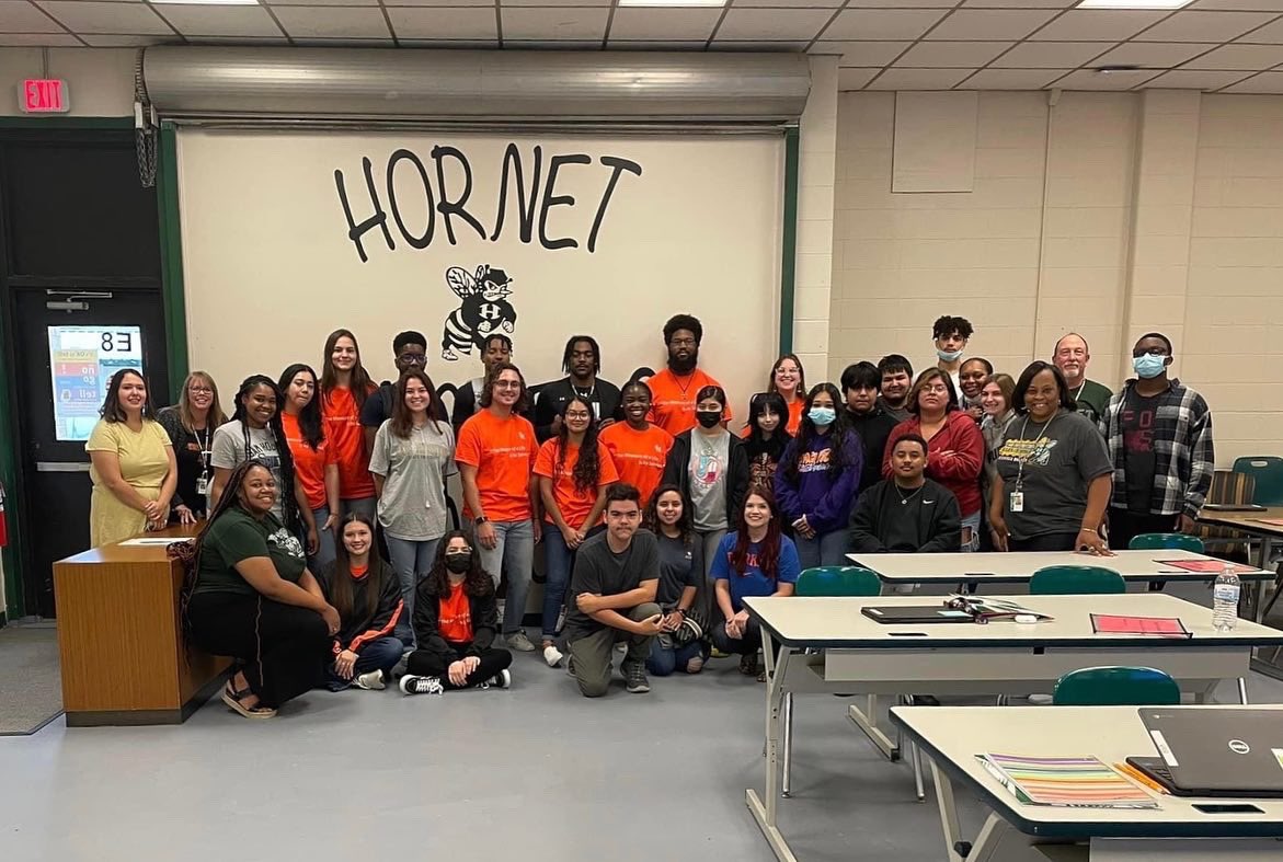 SHSU_CCE's tweet photo. #ACECourse highlight!
@ShsuSociology professor Dr. Lee Miller’s class is working with Hornet Success Academy students to help them gain valuable insight on a variety of adulting skills. Examples include vision boards/goal setting, mental health, and interviewing strategies. #SHSU https://t.co/y3h64oaSa4