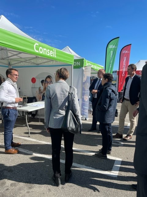 Ferreolpalau's tweet photo. Jour 2️⃣ pour la [place de l'emploi] sur le forum [Shop ton job] au Carrefour  #Venissieux  
6️⃣ embauches sur la journée suite aux entretiens réalisés par @columbus_cafe @NinkasiFR @3BrasseursOffic @Corallis_Groupe 
@PhilibertSalwa @TOUBEAUfred @poleemploi_ara
 #formation #emploi https://t.co/TwVCEIbyUi