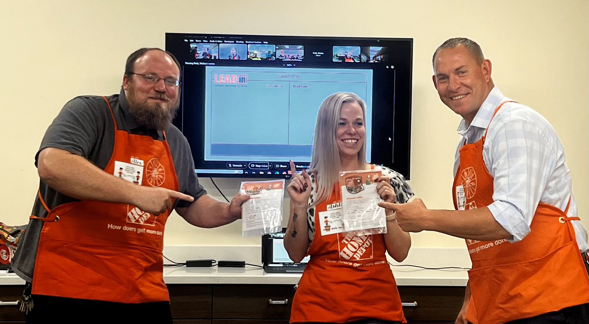 BlakeSM2220's tweet photo. Congrats to Alex and Ashley living our Leader Behaviors @2220 #LeadIn https://t.co/hc4USoKyog