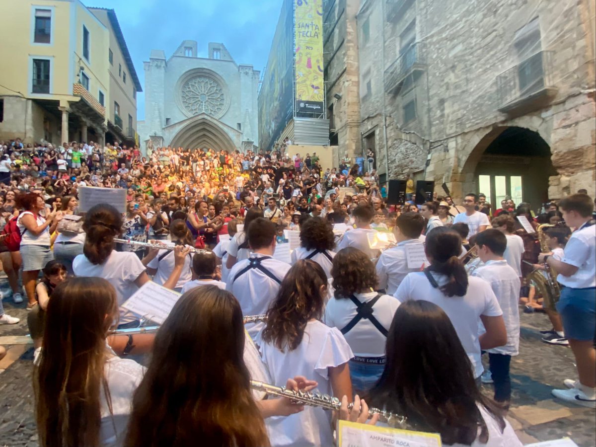 Bumtarragona's tweet photo. 3 anys després, la #BandaInfantil torna a gaudir de la Santa Tecla petita amb els carrers plens de gent😍

Dia carregat d’emocions, tant pels músics que portaven esperant anys per aquest moment, com pels nous que han pogut viure l'experiència✨

Enhorabona i visca #SantaTecla! https://t.co/gEfh6BcTIW