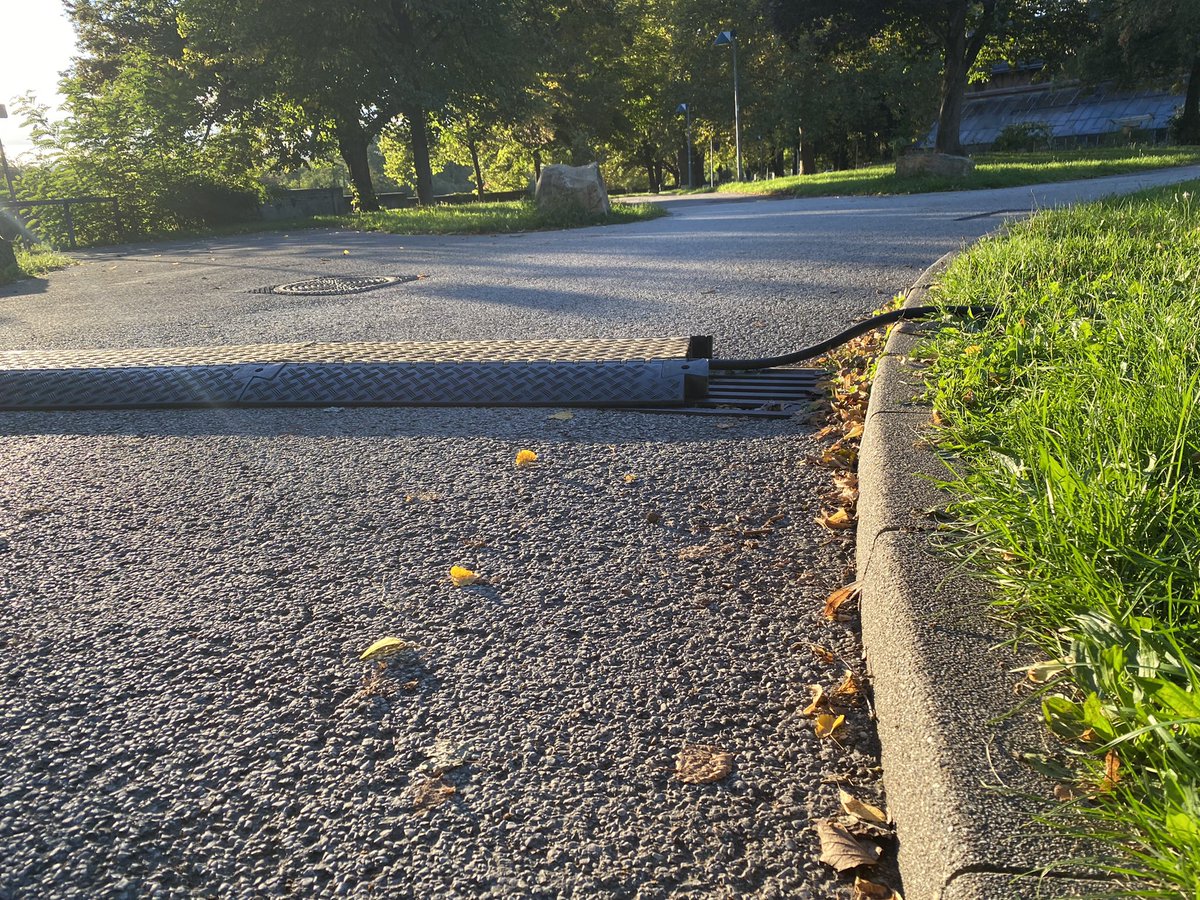 realbastib's tweet photo. @EsslingenTweets leider mal wieder „Pfusch“ an LRA Baustelle Unfallmagnet „Kabelrampe“ auf dem meist befahrenen ES Radweg! Bitte dringend korrigieren und radfreundliche flacherer Rampen einsetzen (lassen)!! Wie käme das auf normaler Autostrasse??? 🙈 https://t.co/ZvJdoHUXEQ
